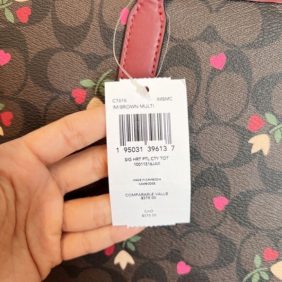 Coach City Tote In Signature Canvas With Heart Petal Print - Picture 4 of 7